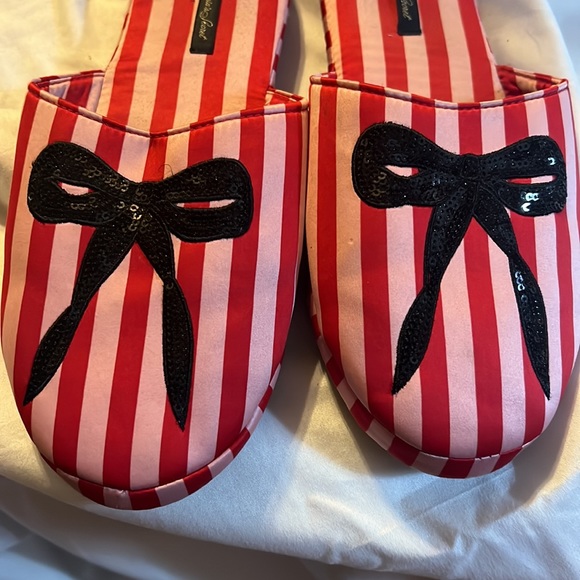 GUC Victoria’s Secret slippers. Size Medium. - Picture 7 of 9